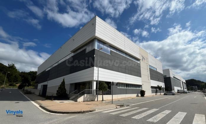 Con muelle de carga y oficinas!