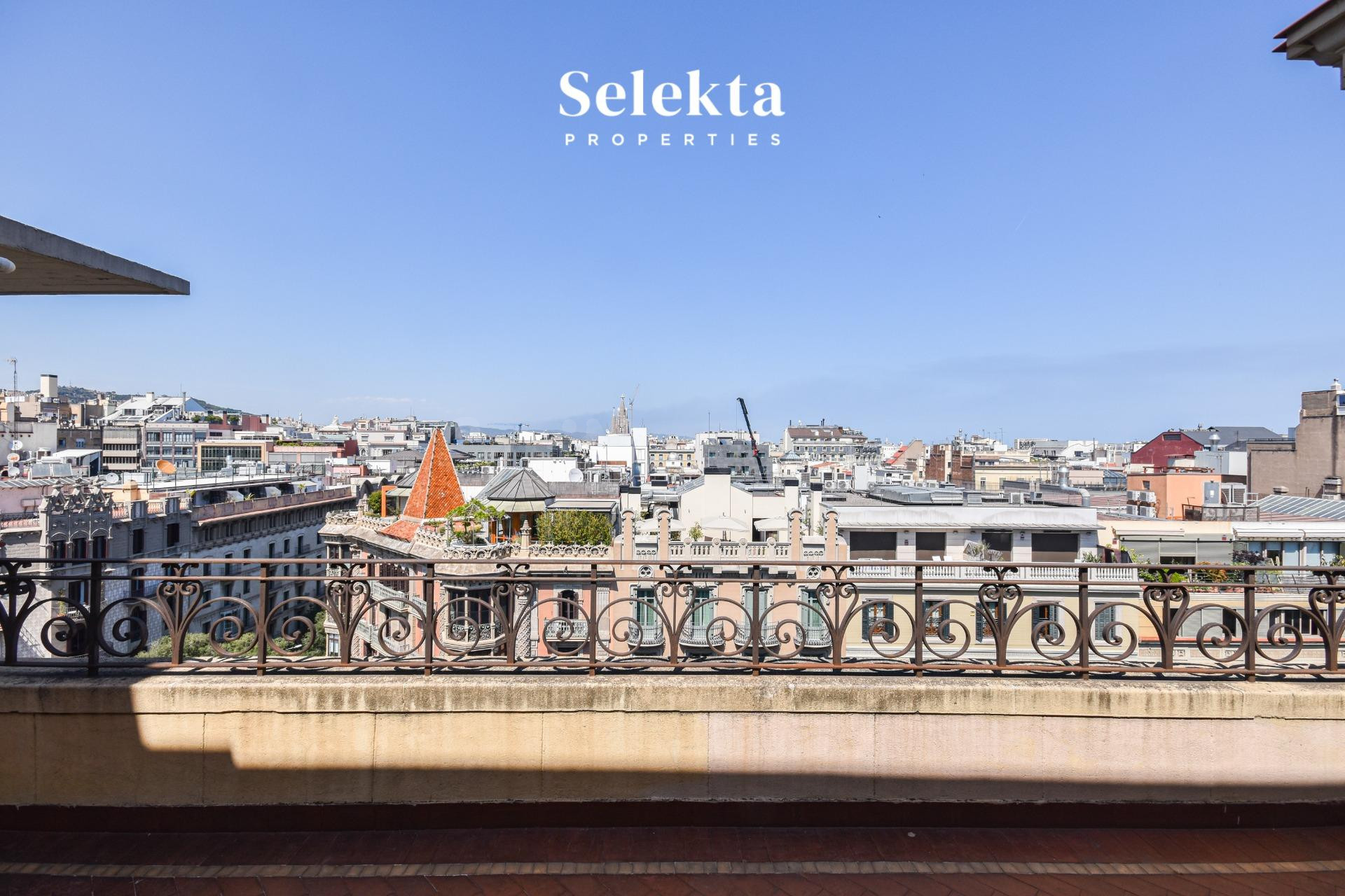 Exclusivo ático a reformar en Rambla Catalunya con terraza y vistas a la Sagrada Familia