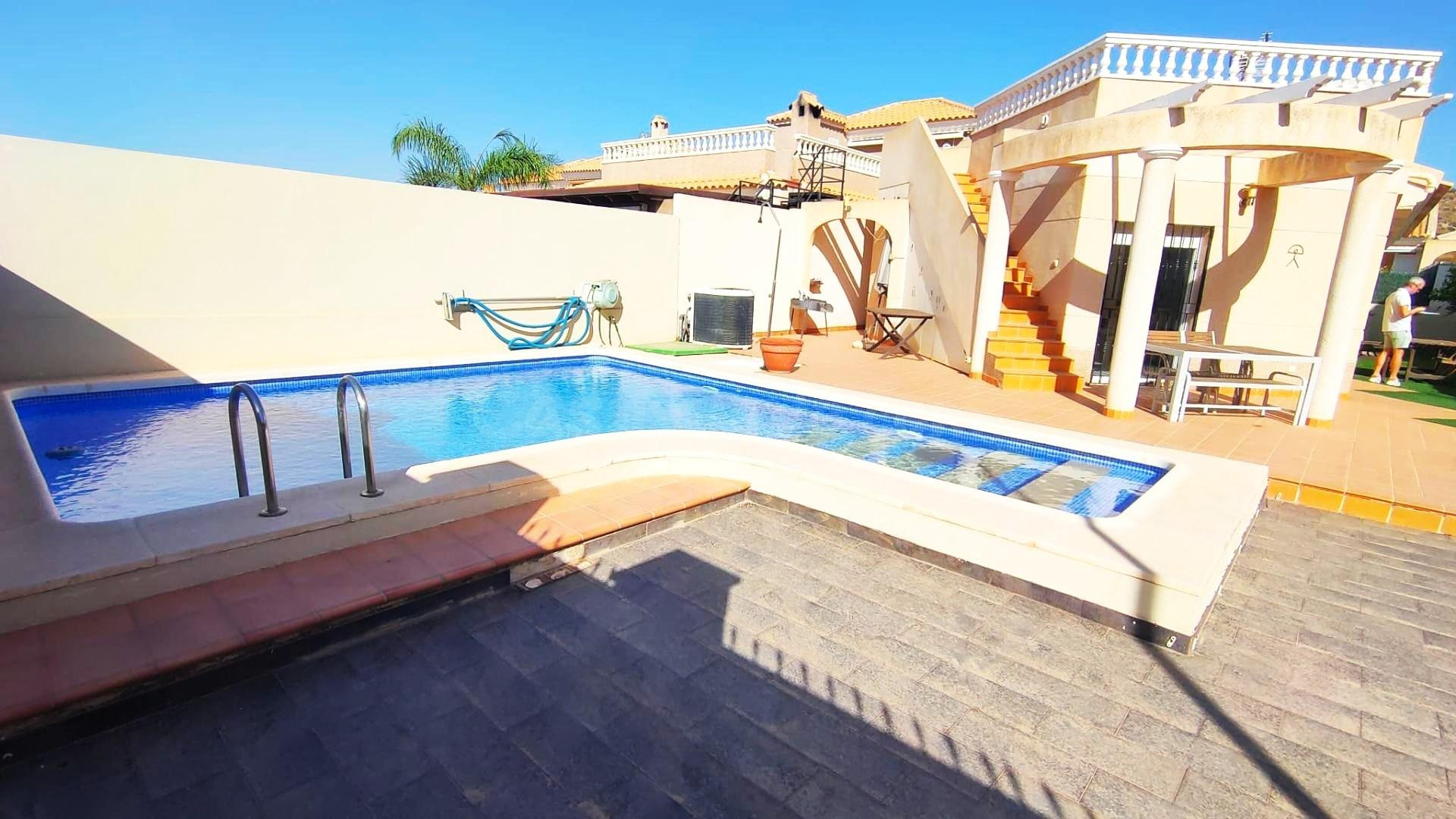 VILLA INDEPENDIENTE CON PISCINA PRIVADA, 3 DORMITORIOS Y SOLÁRIUM EN SAN JUAN DE LOS TERREROS