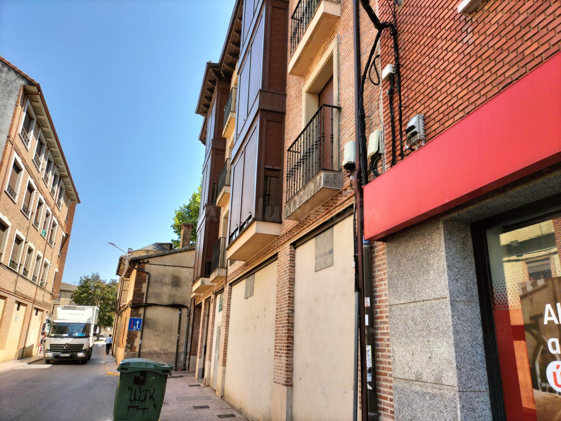 MONCASA VENDE LOCAL COMERCIAL EN SALDAÑA (CENTRO)