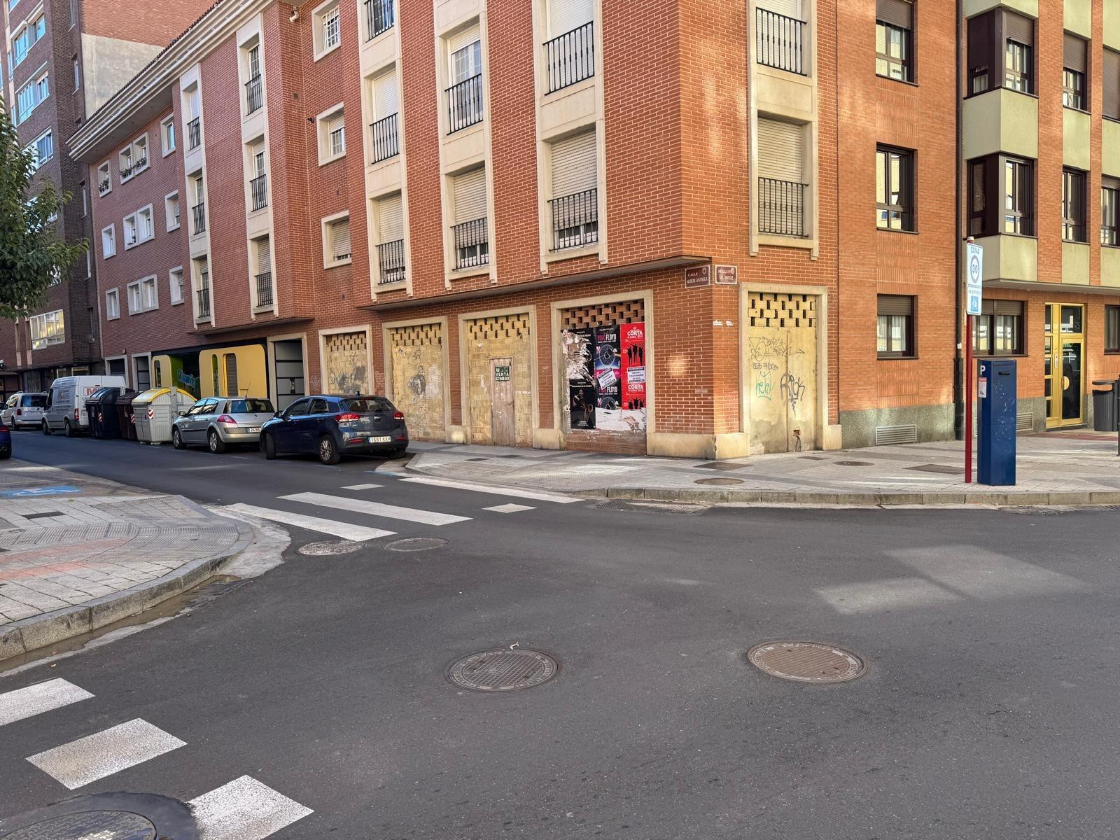 MONCASA VENDE. Local para acondicionar a dos calles