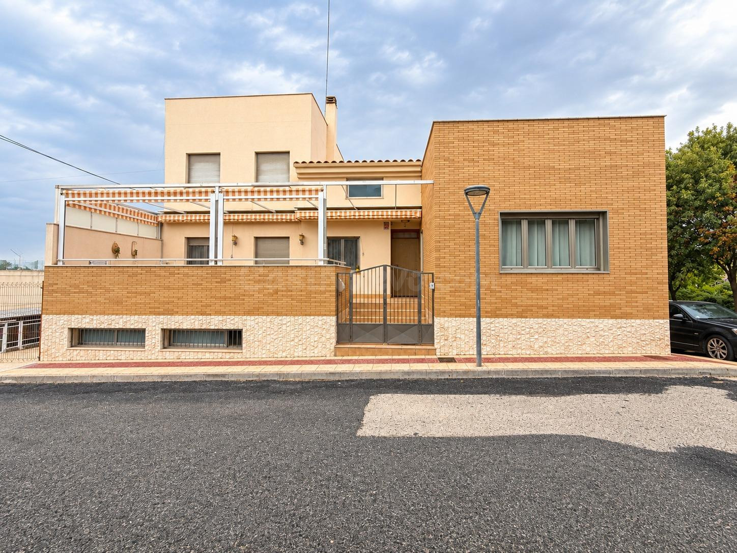 ESPECTACULAR CHALET DE 277 M2 DE VIVIENDA Y 225 M2 DE GARAJE EN BULLAS
