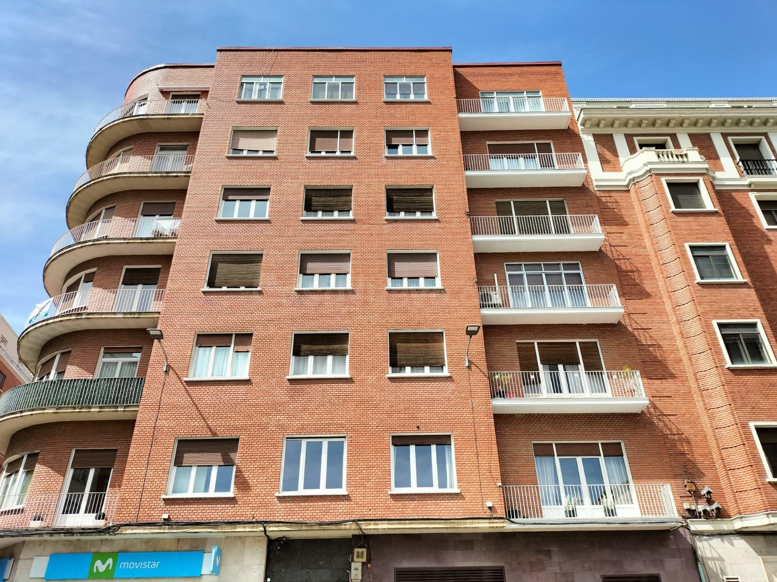 MONCASA VENDE AMPLIO PISO EN EL CENTRO PARA REFORMAR