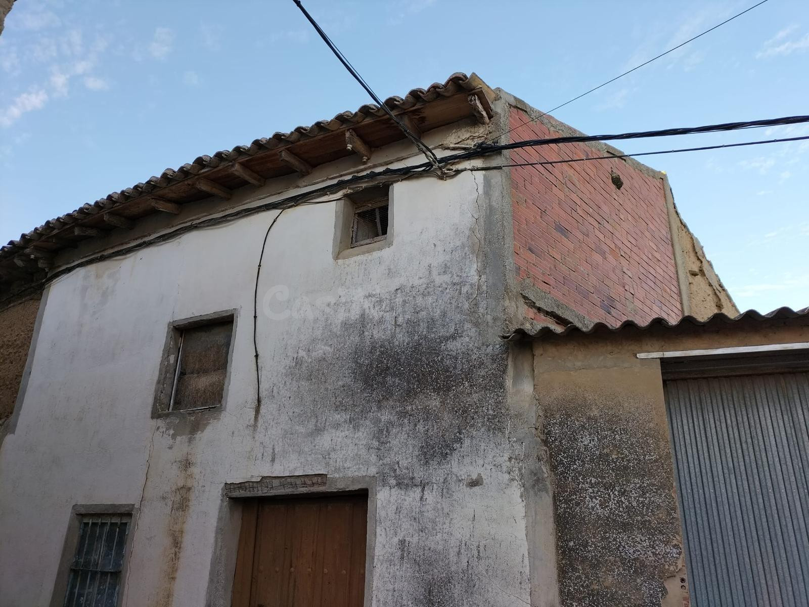 MONCASA VENDE 2 VIVIENDAS PARA DERRIBO EN AMUSCO CENTRO DEL PUEBLO.