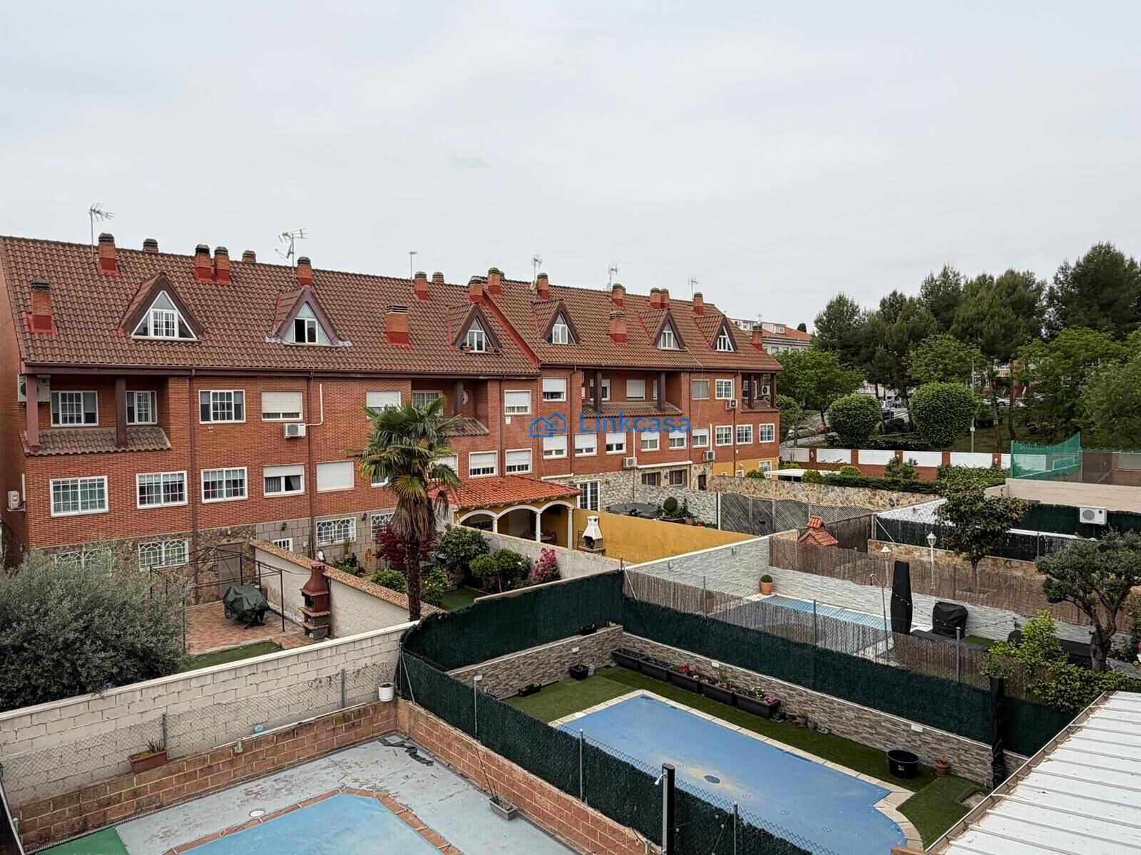 Chalet en Velilla de San Antonio, Madrid de 269 m2 con piscina