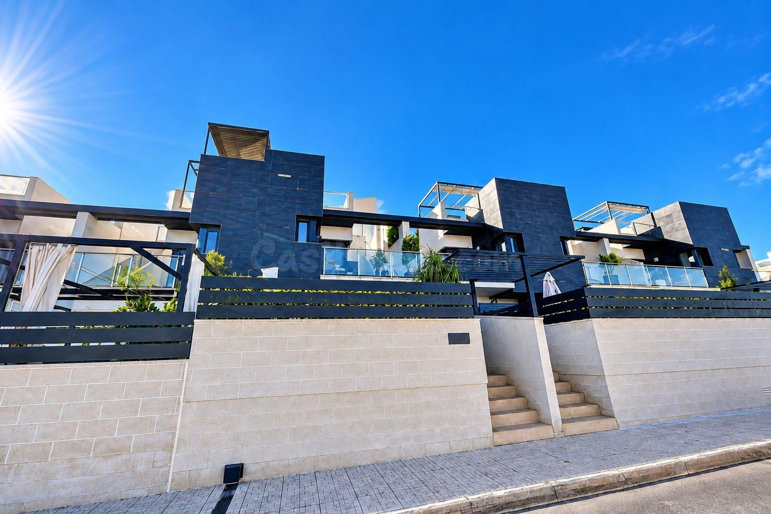 Adosado de alta calidad con 3 dormitorios, 5 terrazas, 2 piscinas comunitarias y garaje privado – Villamartín