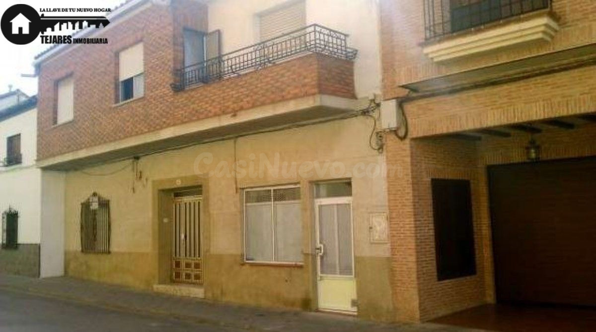 INMOBILIARIA TEJARES VENDE CASA DE DOS PLANTAS EN VILLARROBLEDO