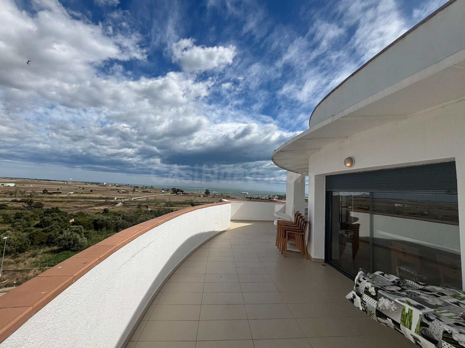 ÁTICO CON TERRAZA, VISTAS DESPEJADAS Y PARKING EN SANT CARLES DE LA RÀPITA