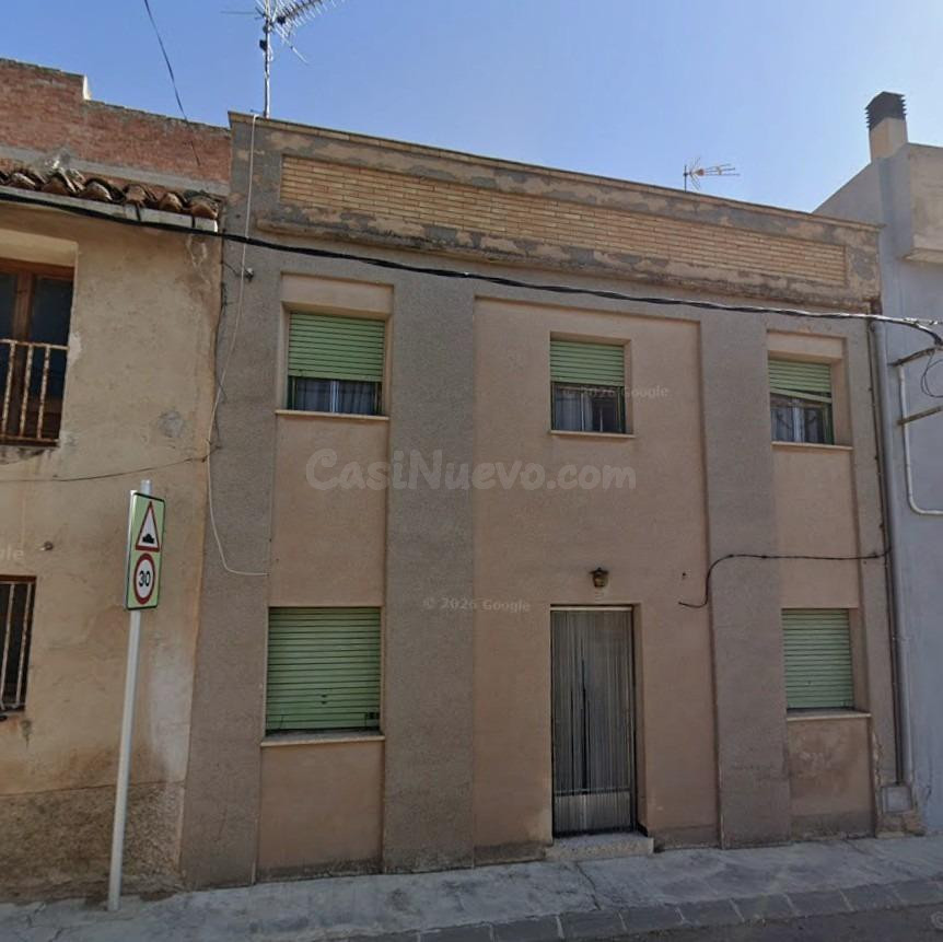 Casa + edificación (3 plantas) en el centro de Alfara de Carles.