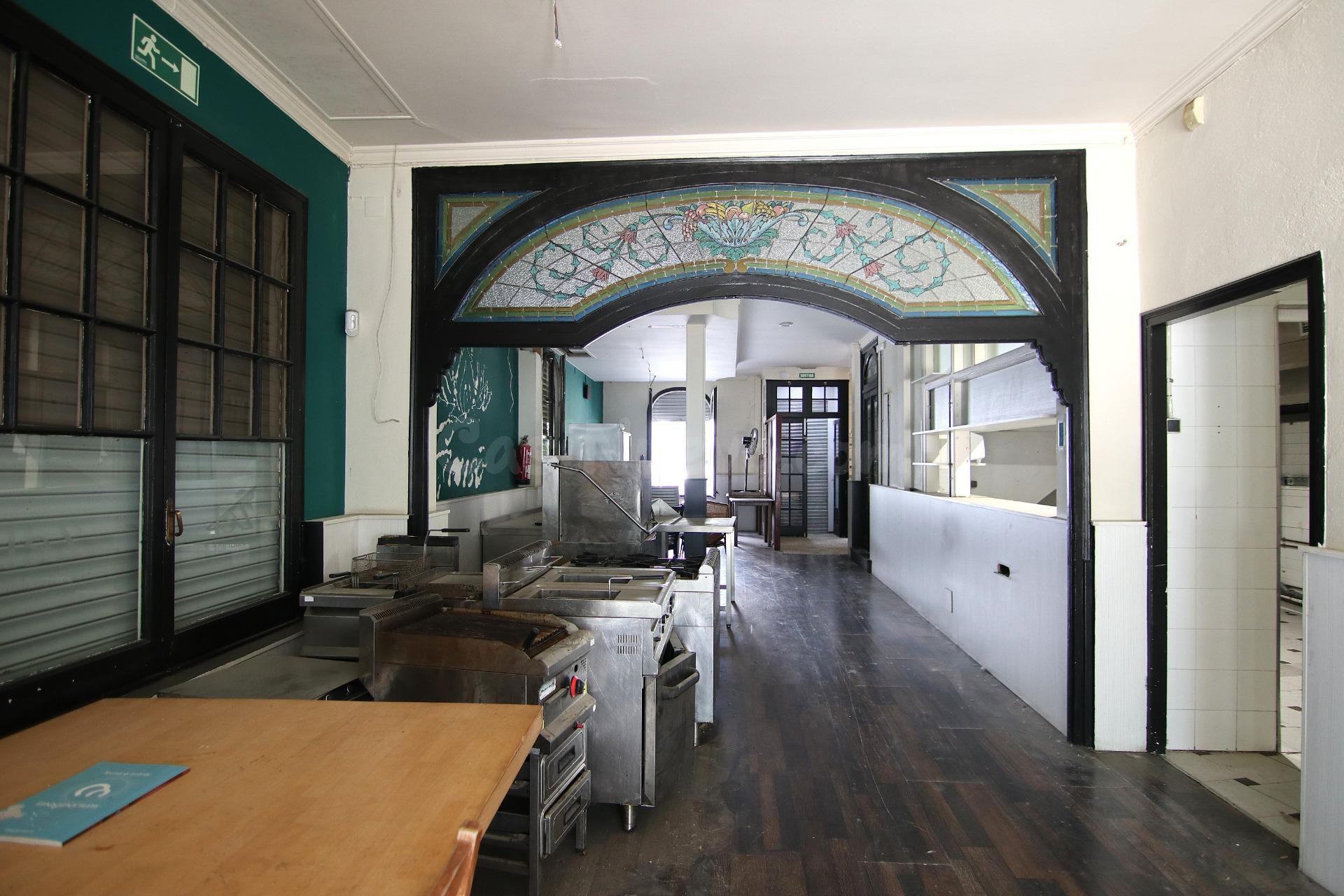 ¡Gran oportunidad de restauración en Sabadell! Espectacular local esquinero con salida de humos y patio de 56m2
