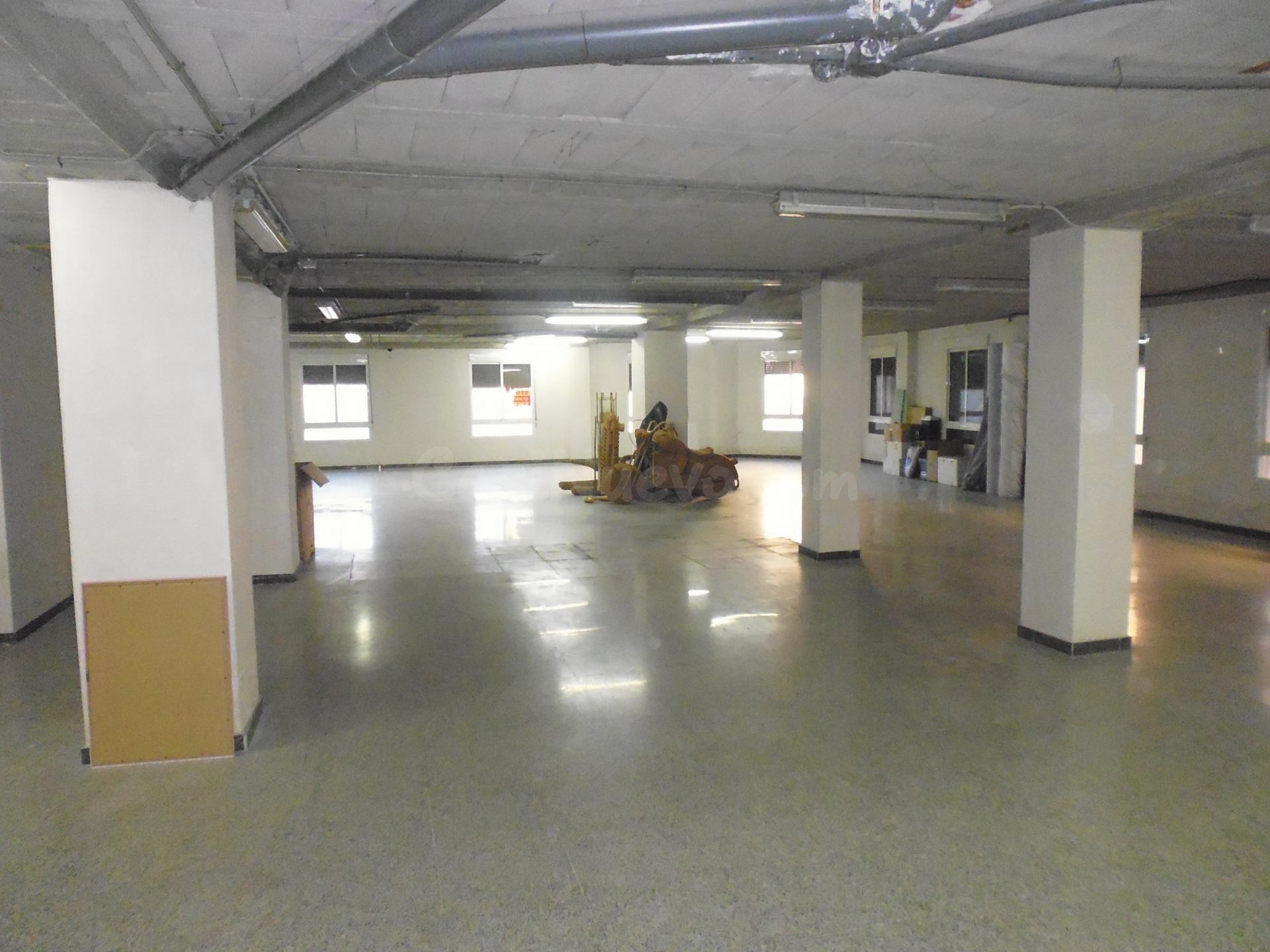 Entresuelo comercial en esquina – 300 m2 en Avenida de Novelda