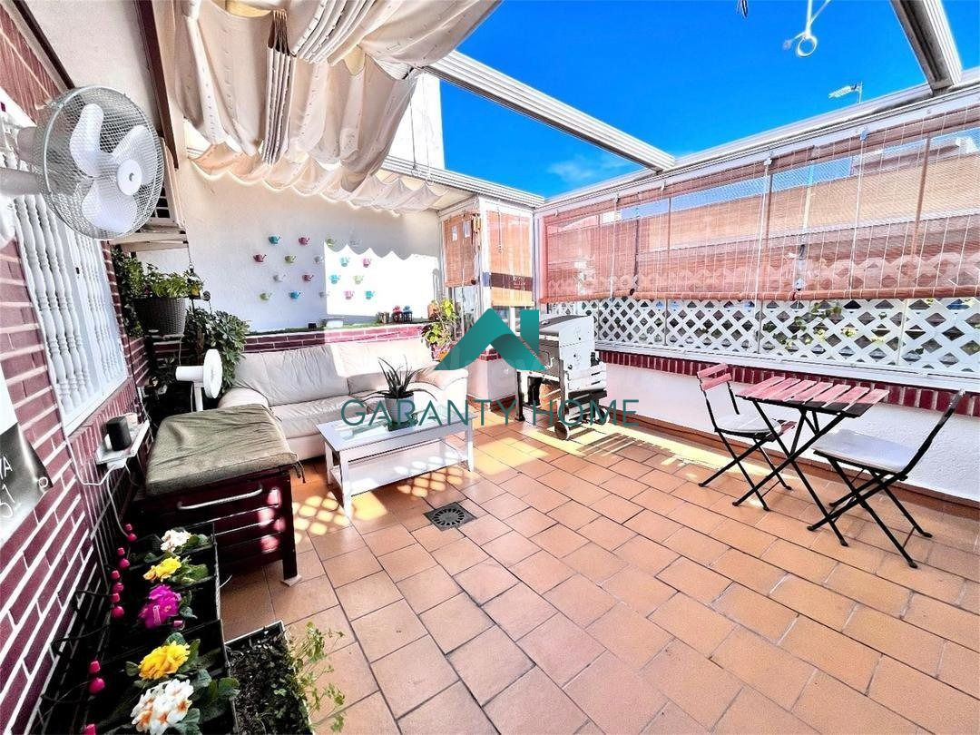 Ático encantador y amueblado con terraza cubierta y garaje en pleno barrio de Usera