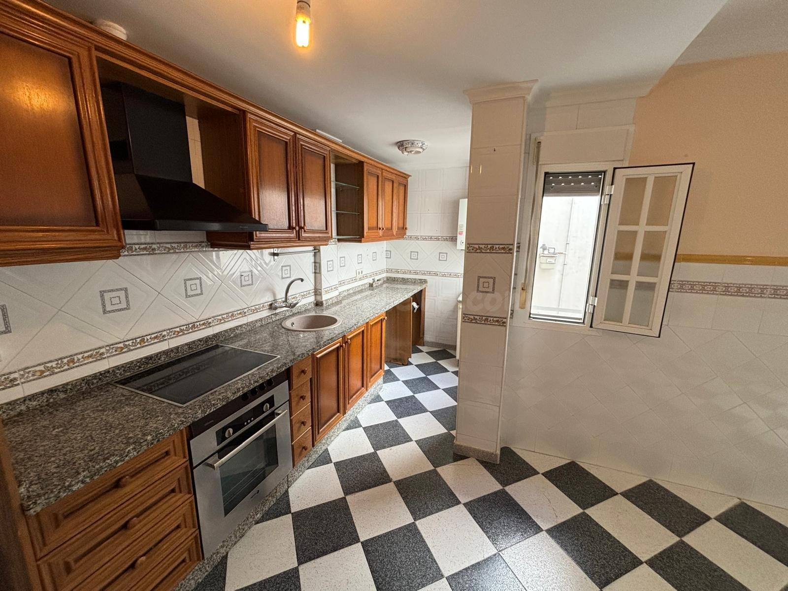 SE VENDE PISO EN PUERTO REAL , ZONA CENTRO - AMBULATORIO