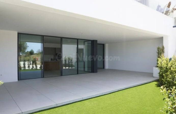 Exclusivo Apartamento de Lujo en Planta Baja con Jardín Privado en venta en Cabopino, Marbella