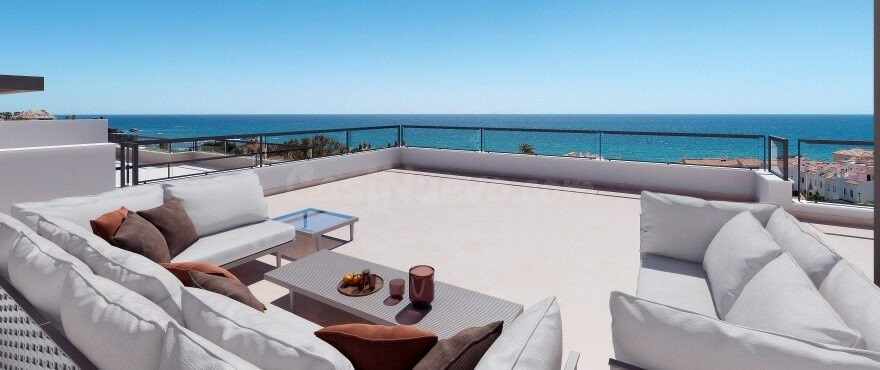 Ático de lujo en venta en Casares Playa: elegancia mediterránea con vistas panorámicas al mar