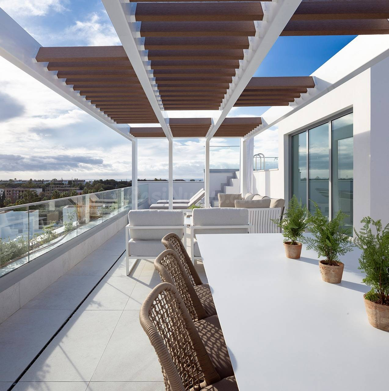 Ático de lujo en venta en Marbella con solárium y piscina privada en planta superior