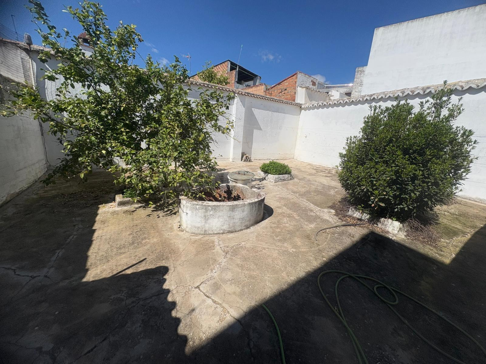 OPORTUNIDAD ÚNICA: CASA DE DOS PLANTAS CON PATIO Y POZO EN B