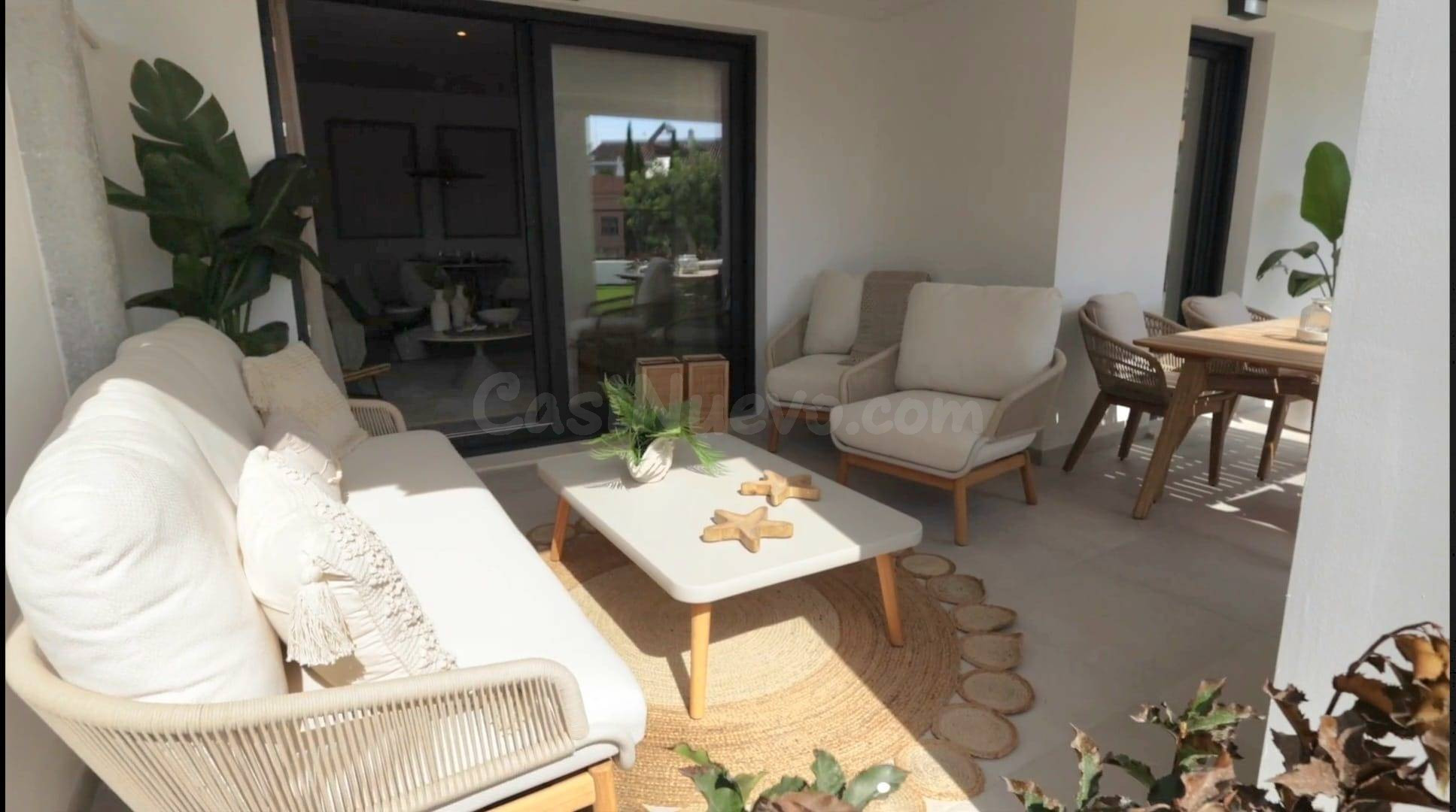 Estupendo apartamento con jardín privado en venta en Estepona. Málaga