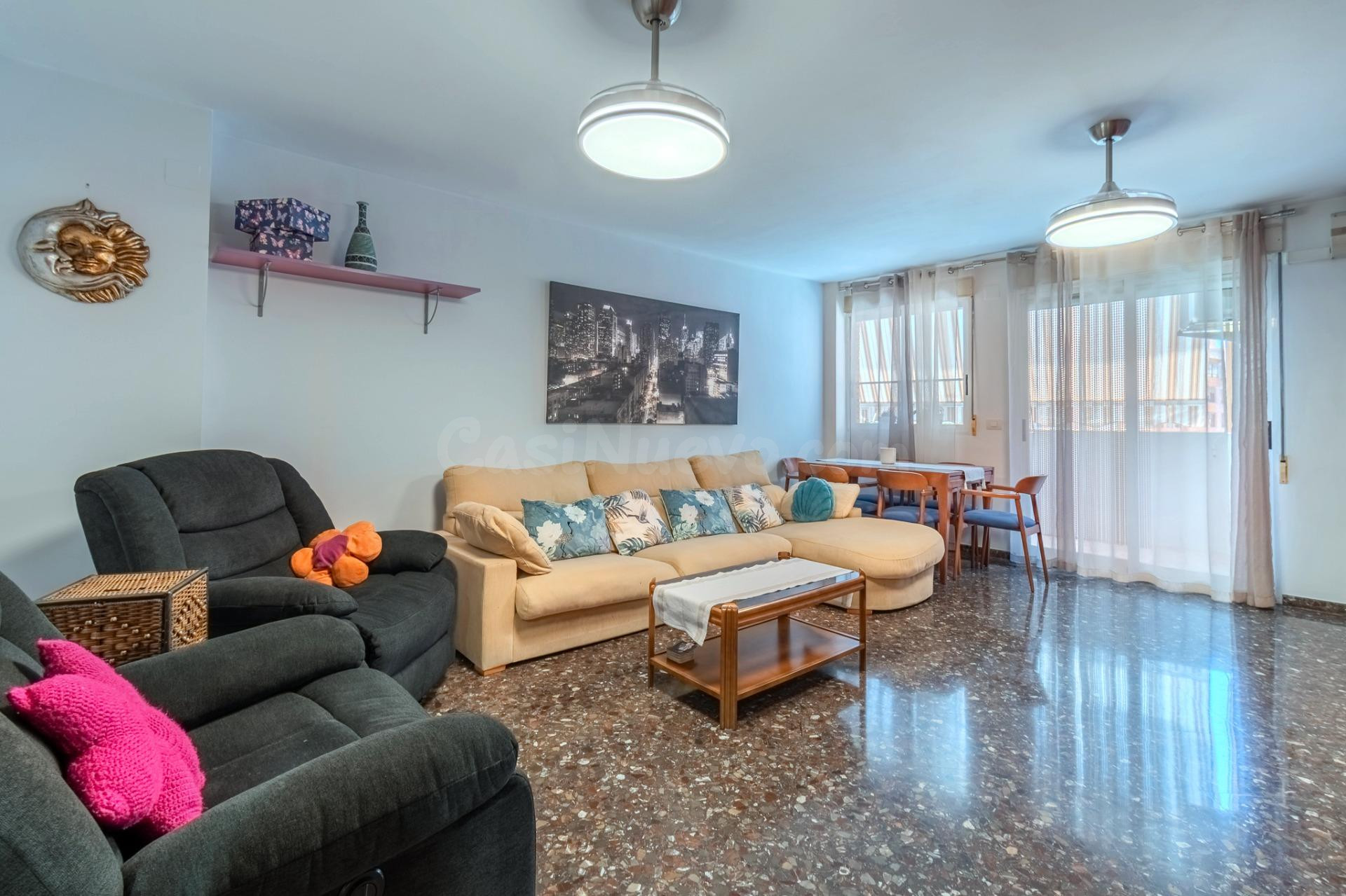 3 dormitorios, 2 baños, balcón con vistas despejadas y garaje en Avenida Francesc Tàrrega