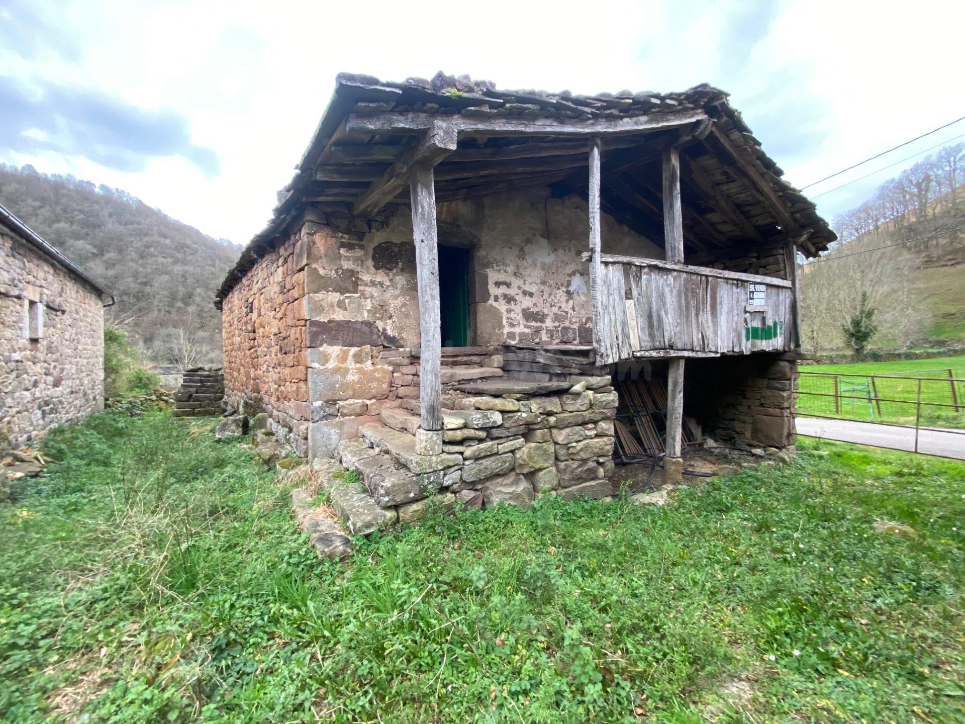 CABAÑAS Y TERRENO  EN VEGA DE PAS (PANDILLO)