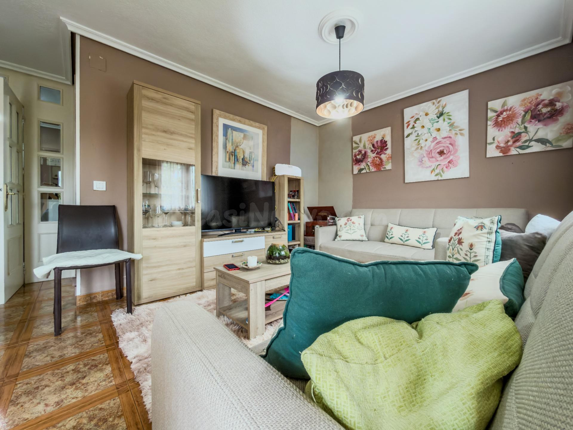 CHALET PAREADO EN ESQUINA CON JARDÍN Y GARAJE JUNTO A CABÁRCENO