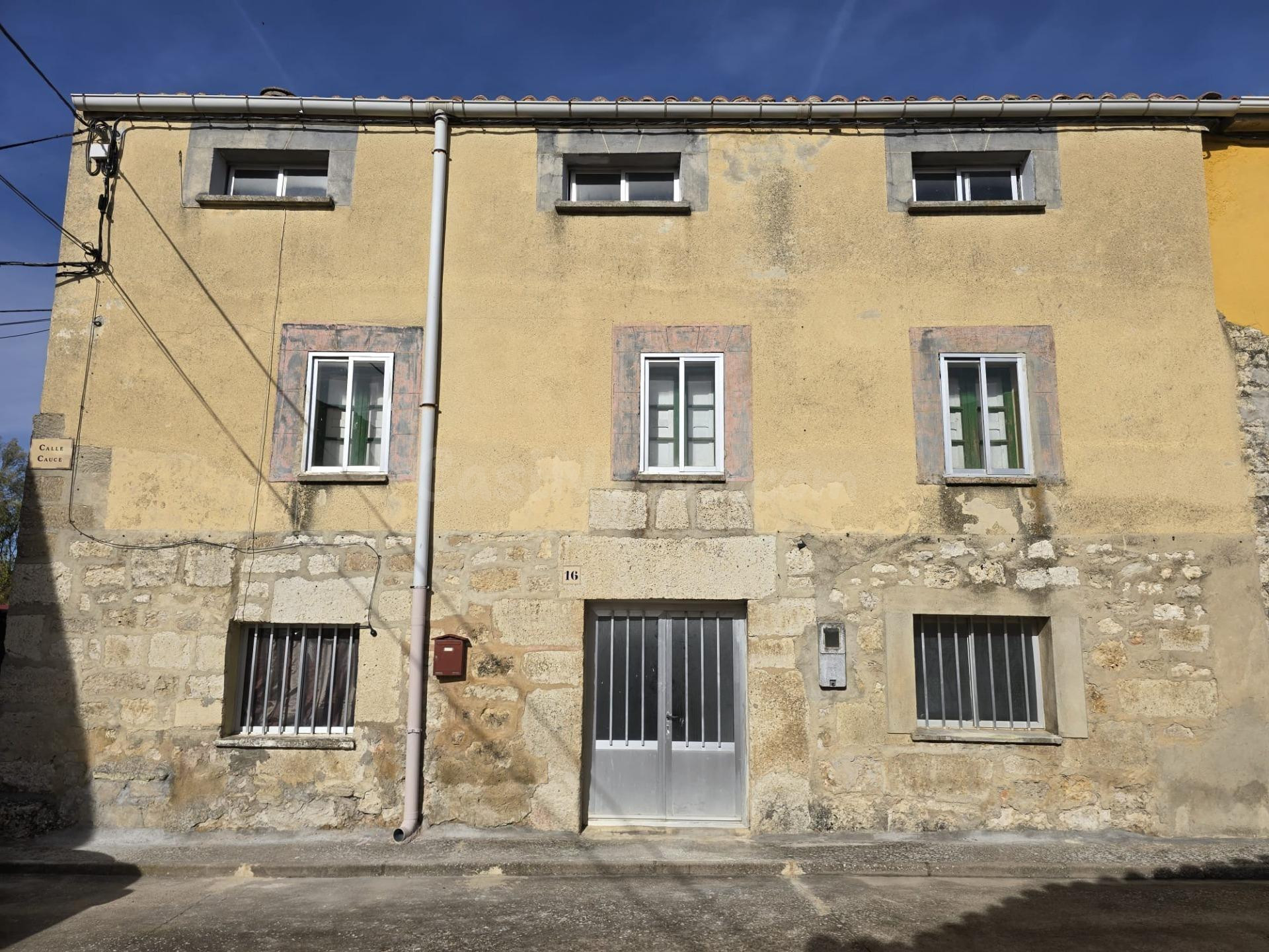 CASA DE PIEDRA CON GRAN POTENCIAL Y TERRENO URBANO OPCIONAL 1145MTS