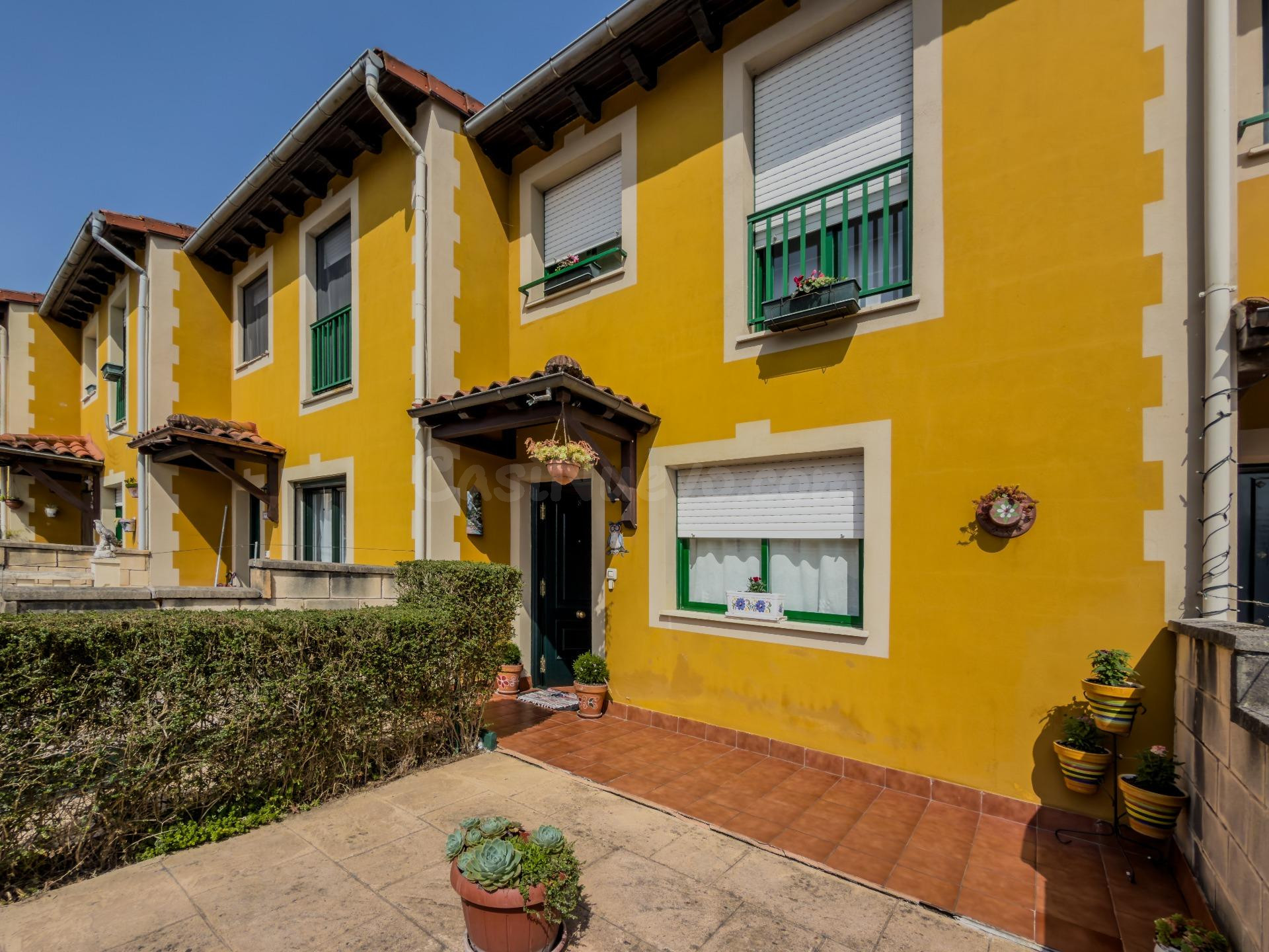 CHALET PAREADO EN VENTA CON TERRAZA EN VILLAFUFRE