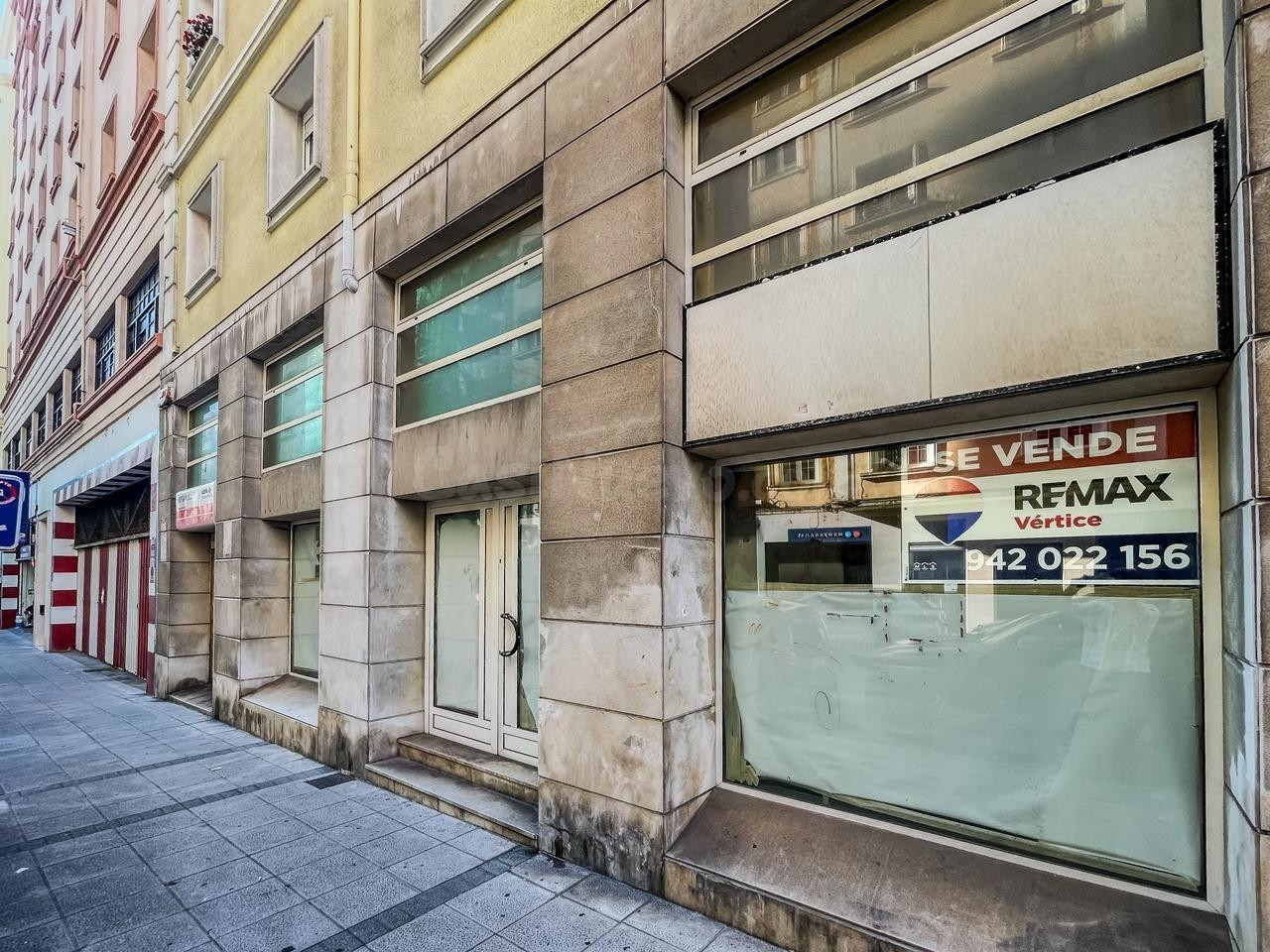 Amplio local comercial con escaparates y garaje privado en pleno centro de Santander