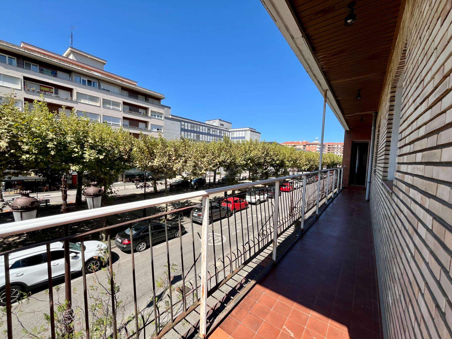 PISO DE 3 habitaciones + GARAJE CERRADO EN EL CENTRO DE TORRELAVEGA