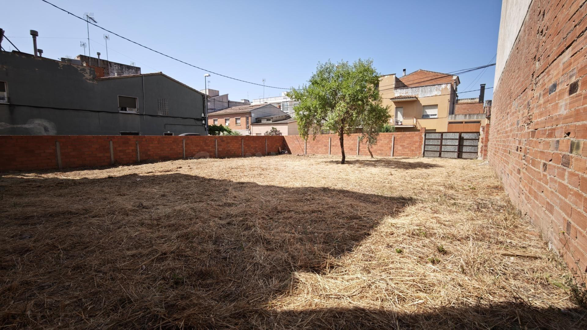GRAN TERRENY URBÀ A SENTMENAT AL CARRER ARENYS DE MAR