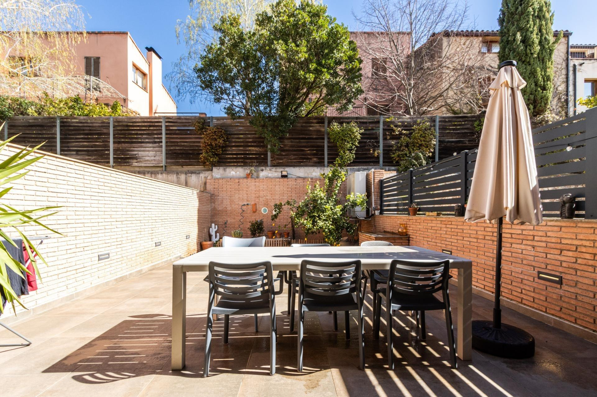 CASA D'ALT NIVELL AMB GRAN JARDÍ I GARATGE PER A 4 COTXES al CENTRE / Sant Llorenç Savall
