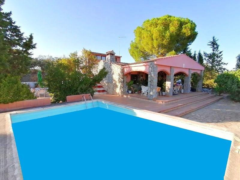 Chalet con Piscina a 5 Minutos de Cáceres.