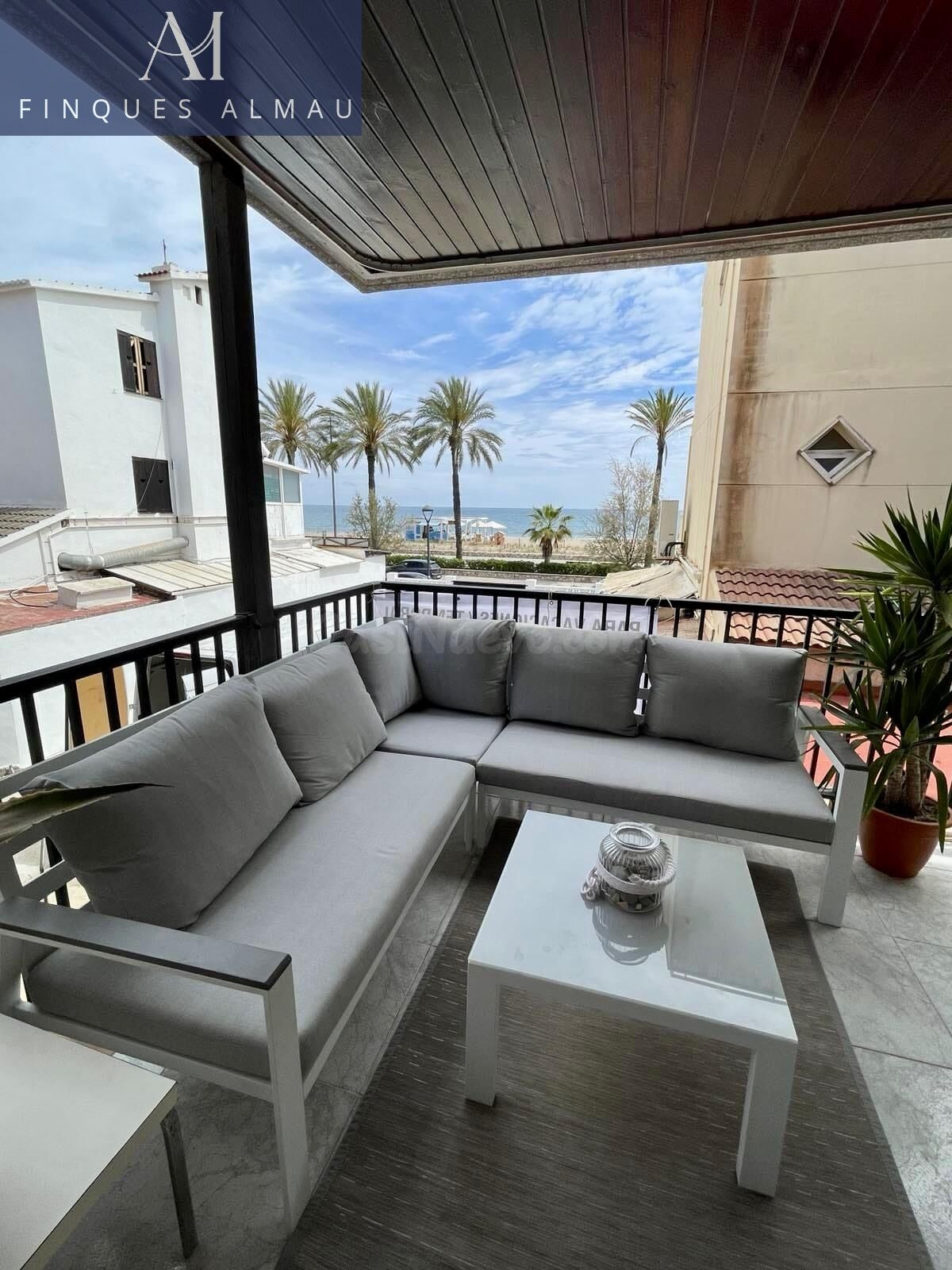 EN VENTA PISO EN PRIMERA LINEA DEL MAR