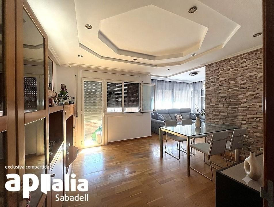 PIS DE 135 m2 AMB 4 HABITACIONS I BALCONS AL CENTRE DE SENTMENAT