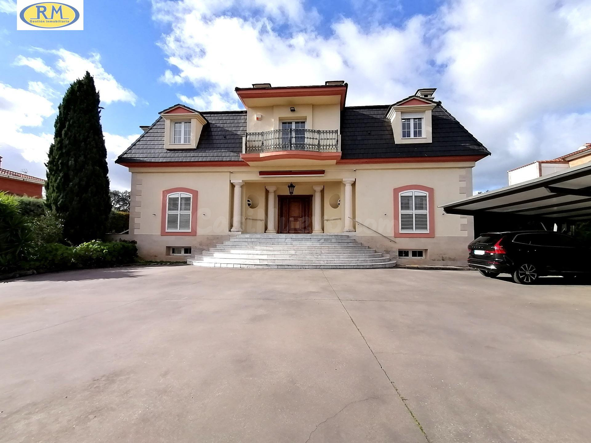 Chalet en Venta con Piscina en Cáceres en la Sierrilla 1