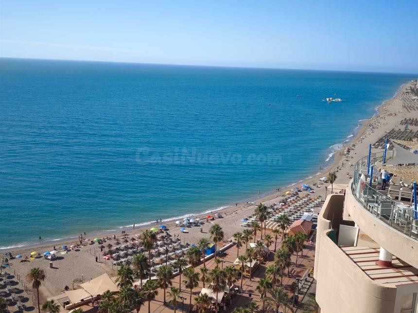 Estudio con vistas panorámicas al mar en primera línea de playa. Fuengirola