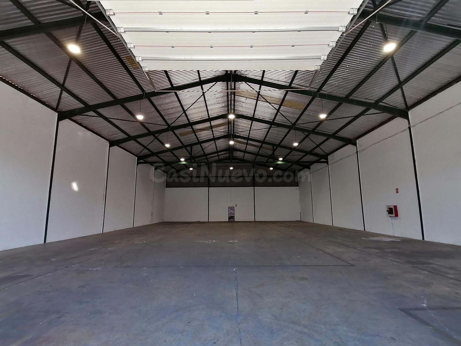 Nave 633 m2 mas 2 Patios en Polígono Las Capellanías, Cáceres