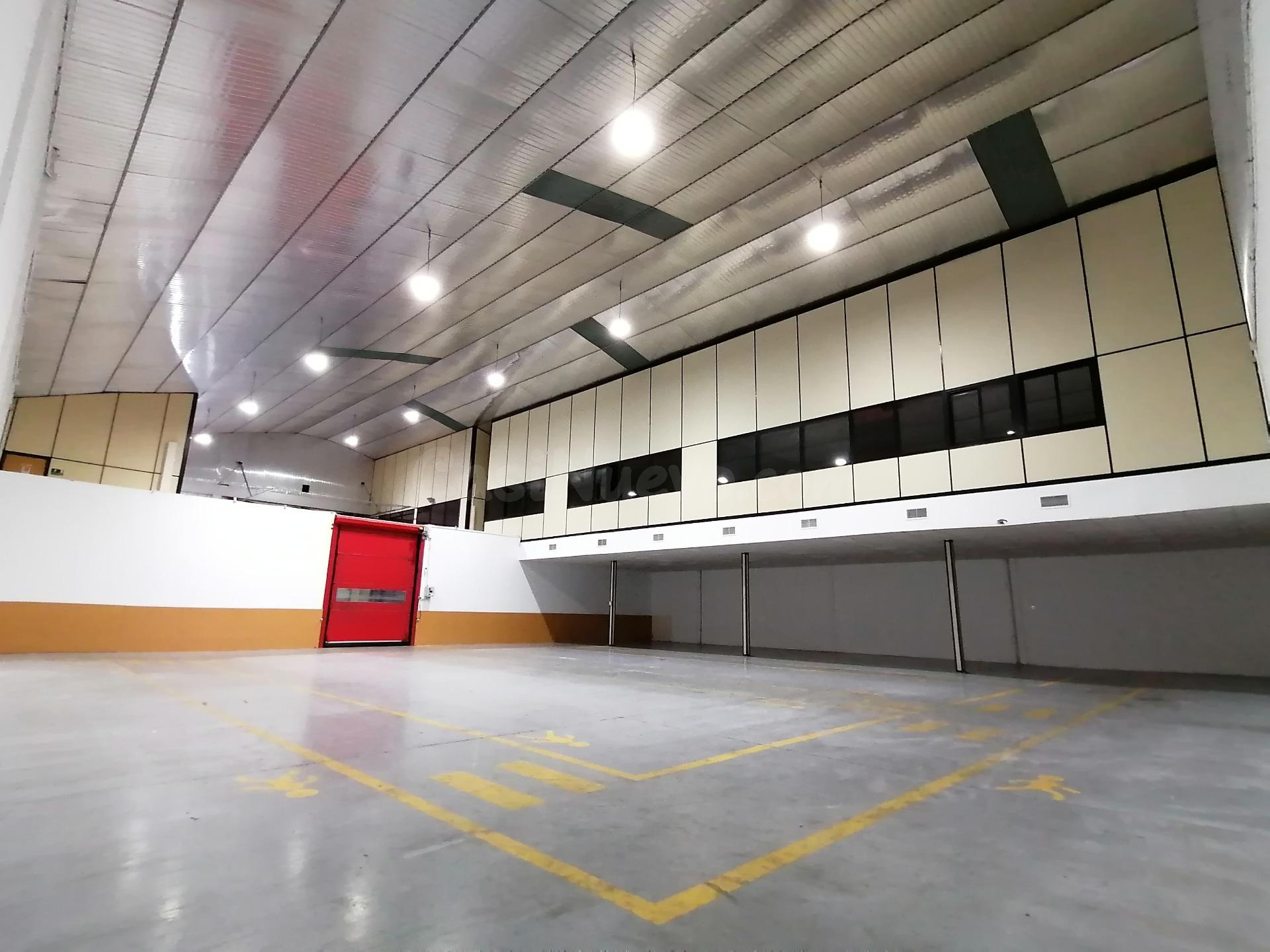 Nave 1899m2 con Magnificas Oficinas en Polígono Las Capellanías, Cáceres