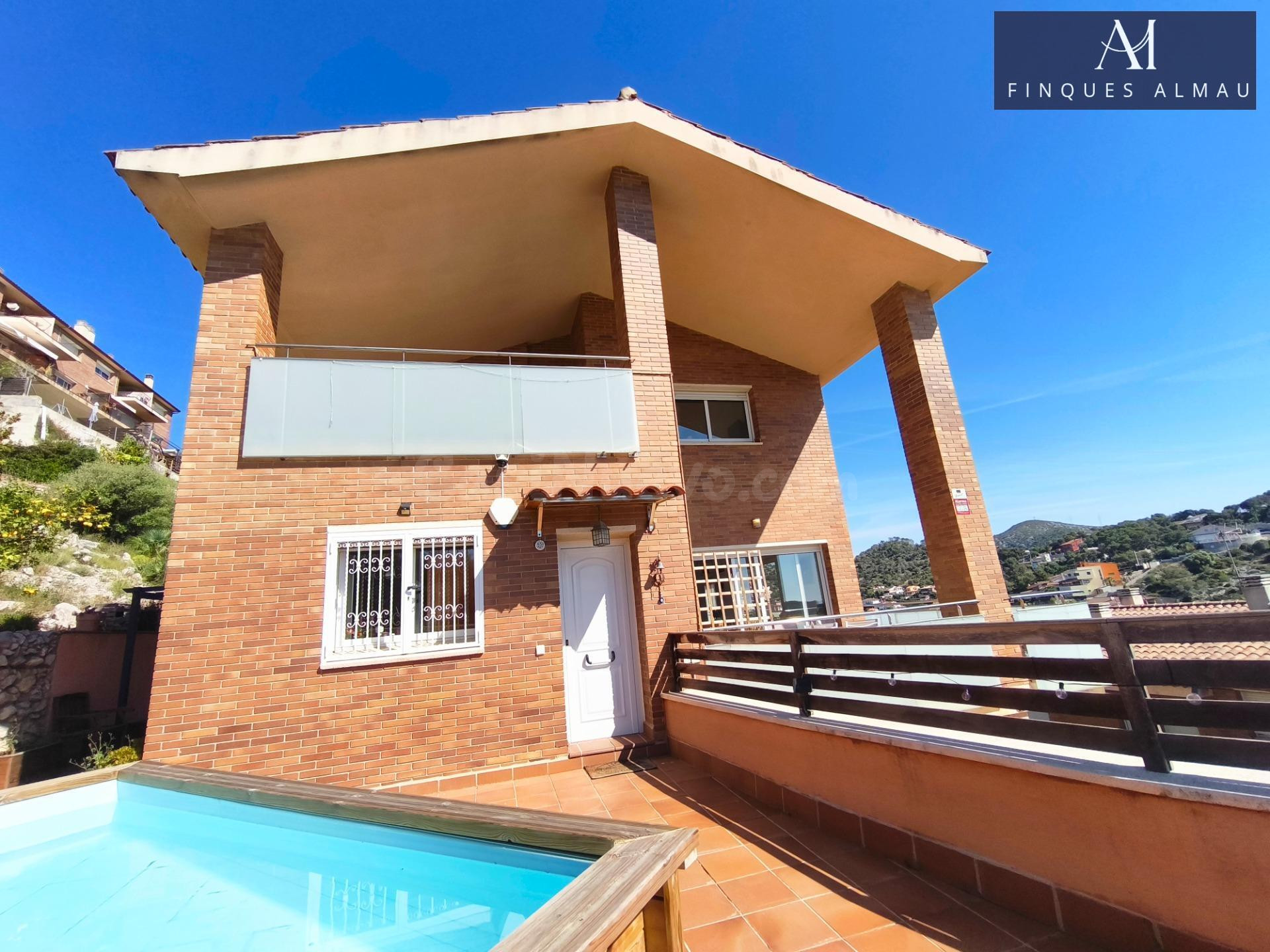 Exclusivo Chalet en Cubelles con Piscina y Amplio Terreno