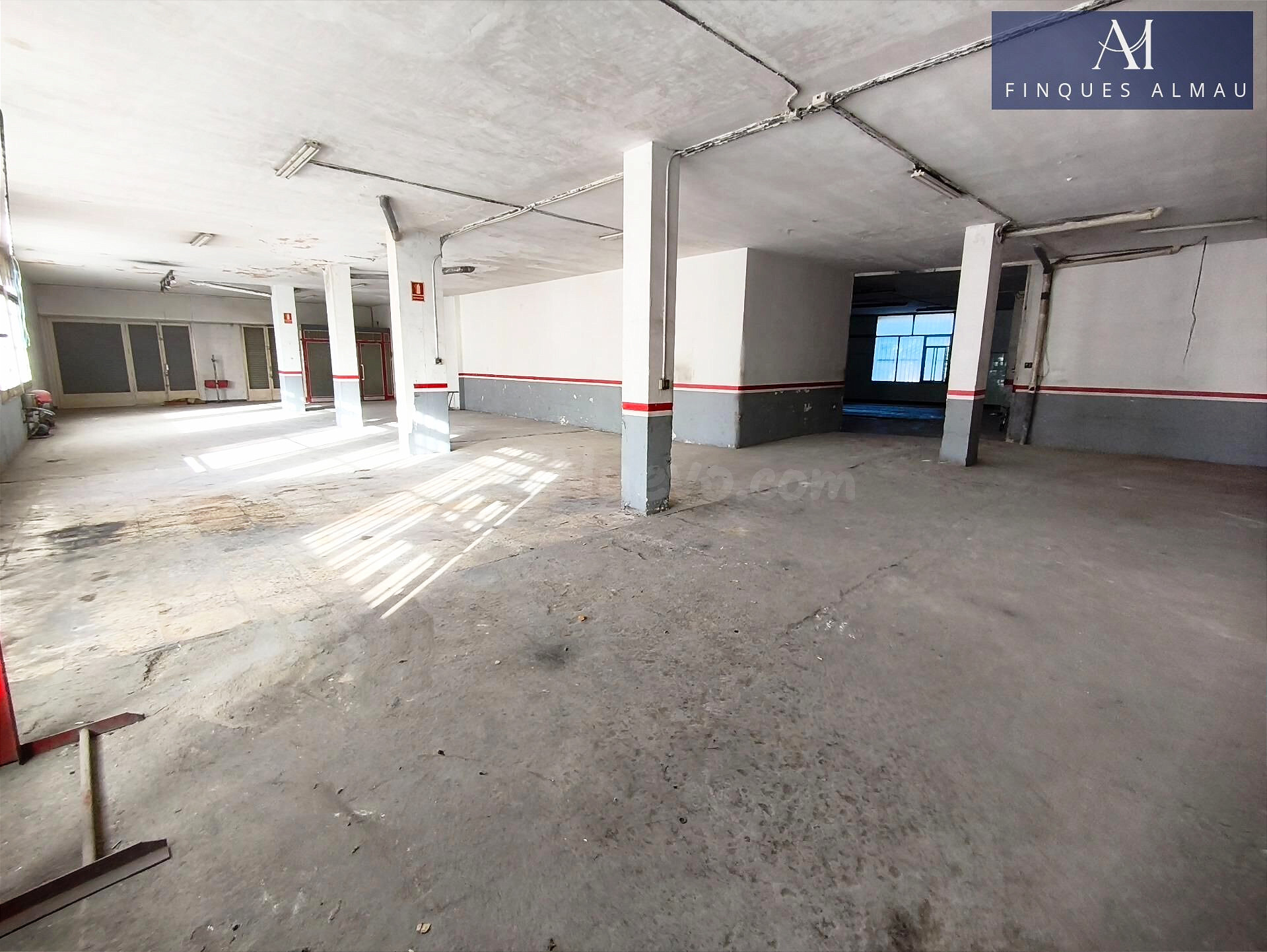 Amplio Local Comercial en Vilanova i la Geltrú - Oportunidad de Inversión