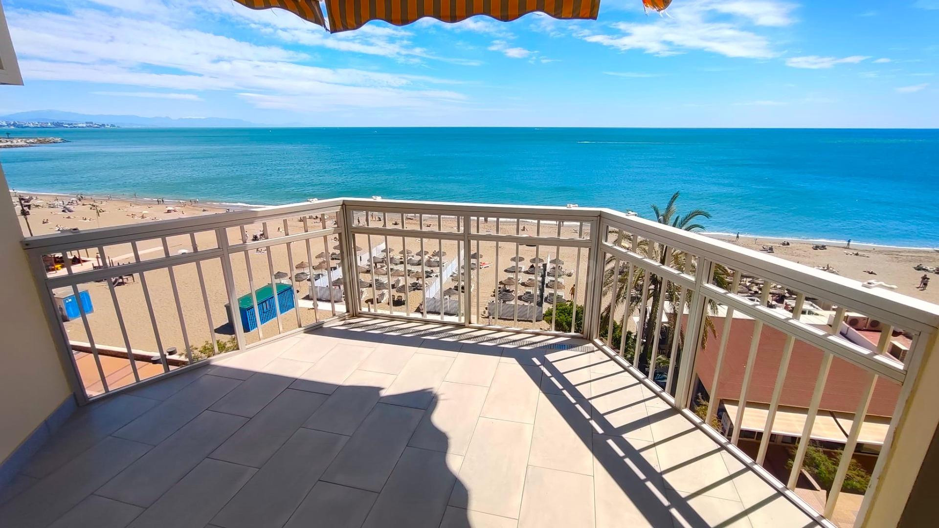 PISO EN VENTA EN PRIMERA LINEA DE PLAYA DE FUENGIROLA