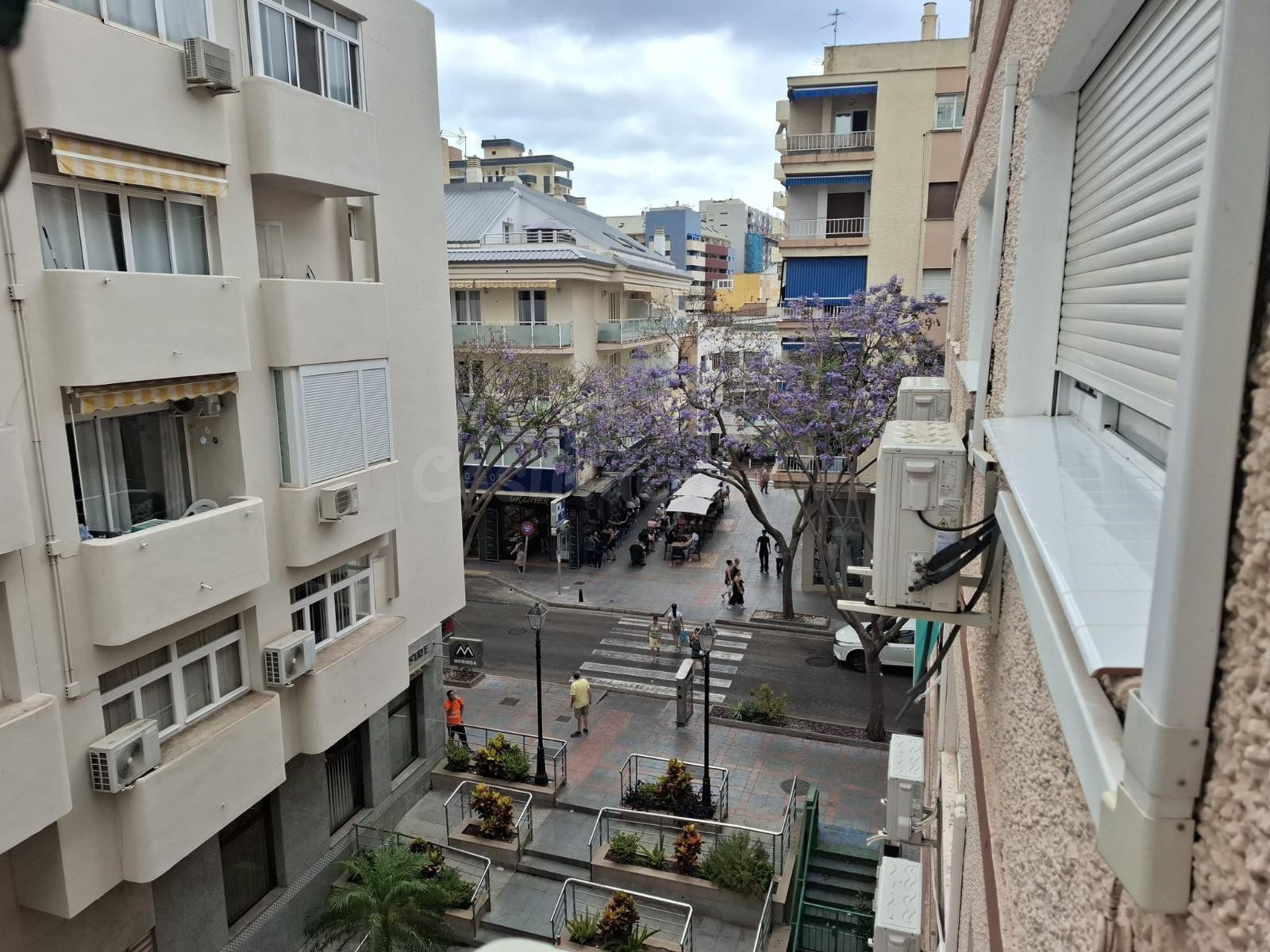 Piso en venta de tres dormitorios y dos baños a 300 metros de la playa de Fuengirola