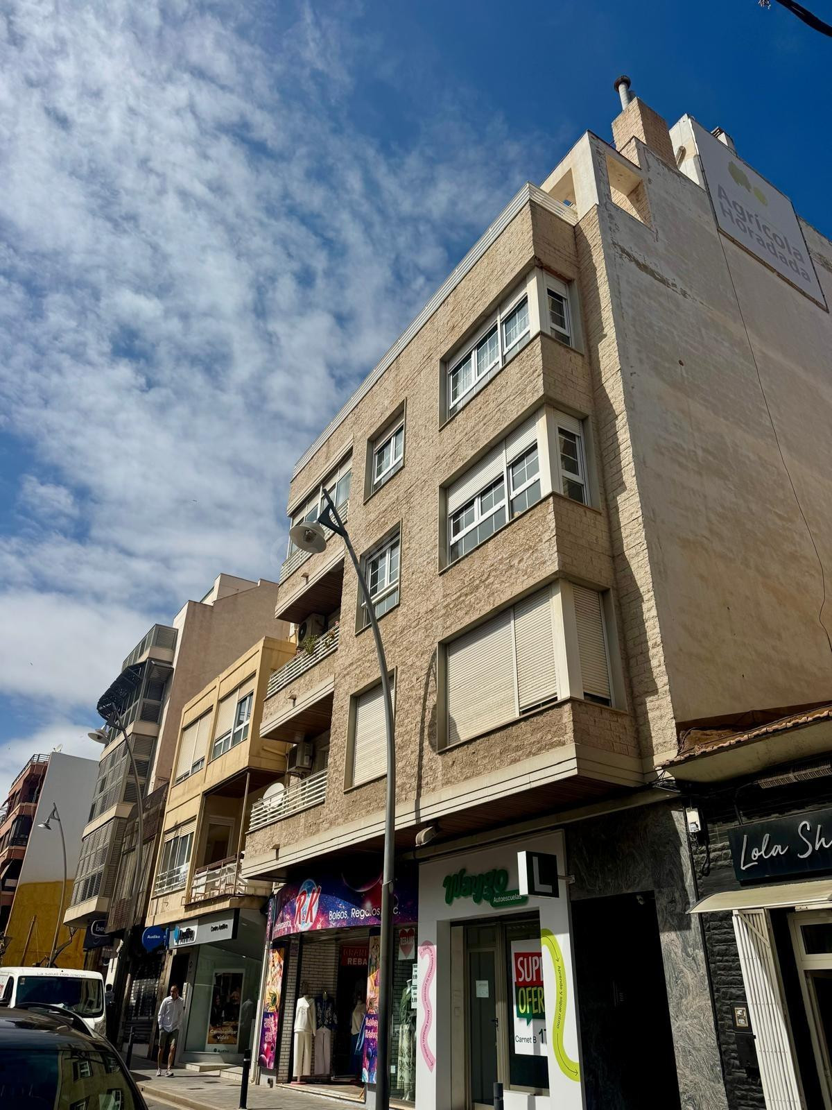 APARTAMENTO DE 5 DORMITORIOS EN PLENO CENTRO DE TORREVIEJA Y A 350M DEL MAR