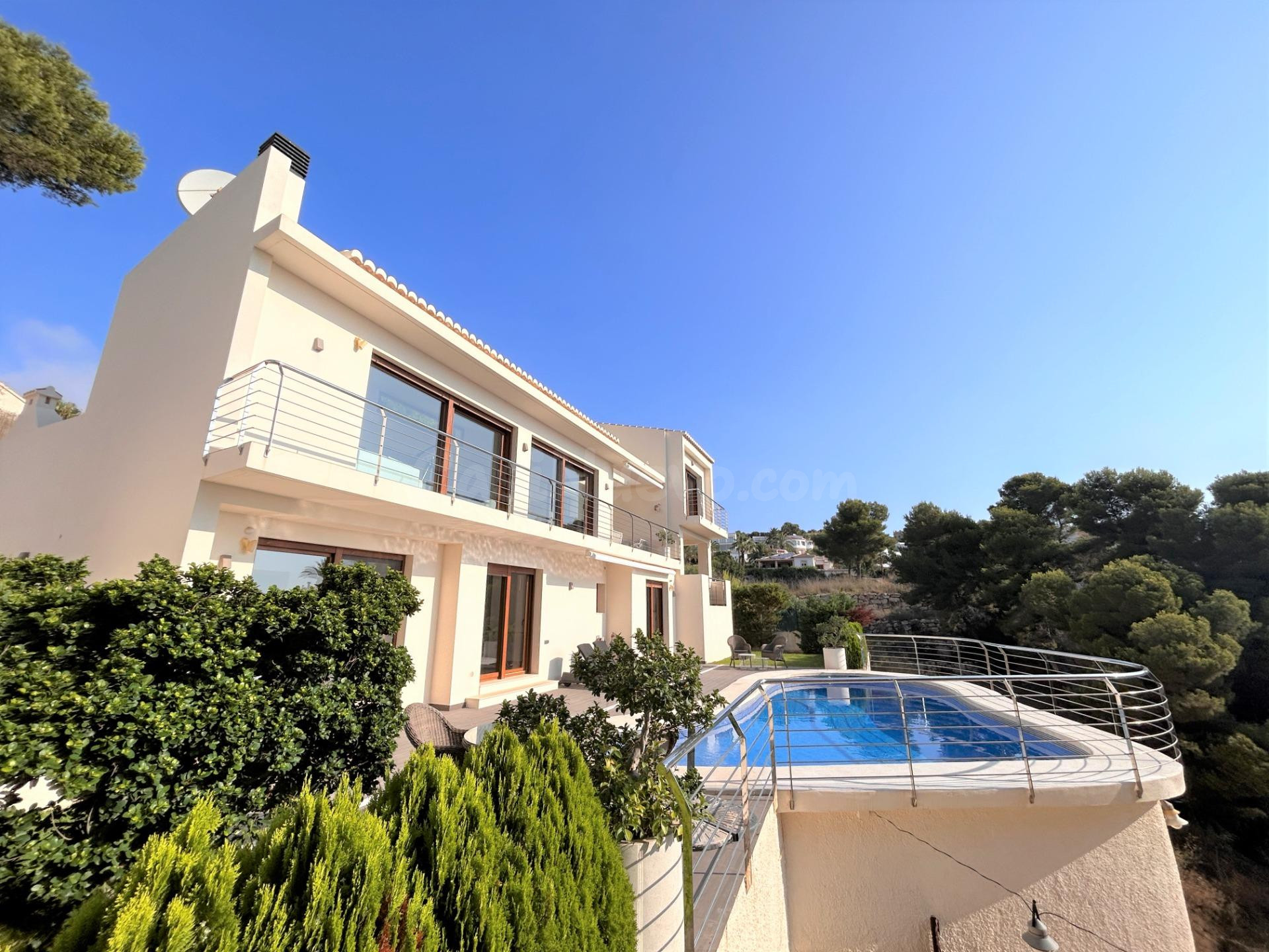 Preciosa villa nueva y moderna de estilo ibicenco con espectaculares vistas al mar