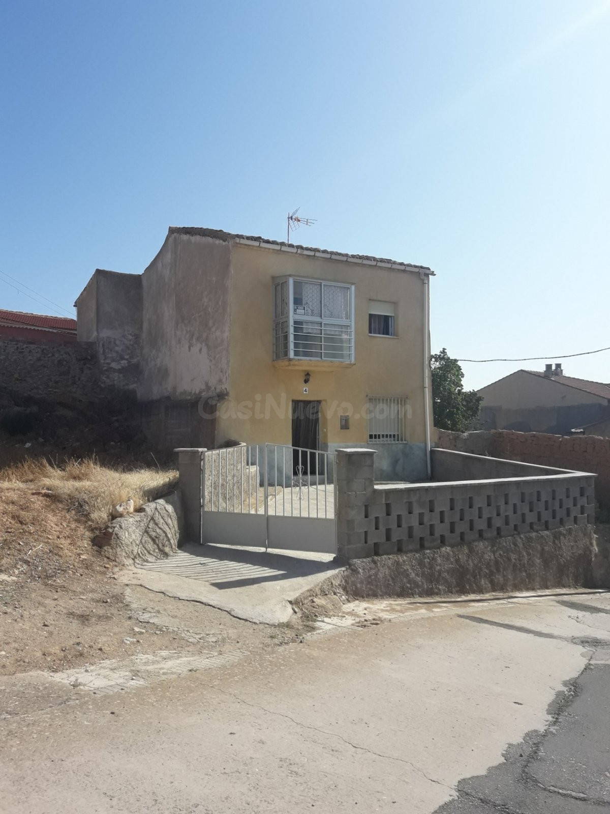 CASA DE SEIS DORMITORIOS EN SERÓN DE NÁJIMA