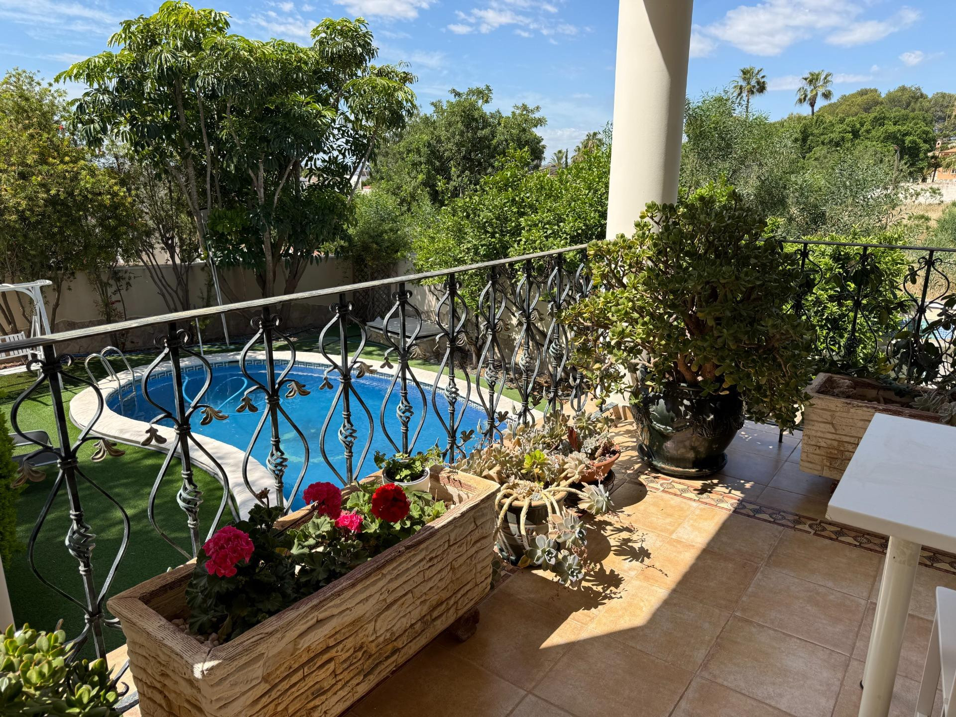 Impresionante Villa con jardín y piscina