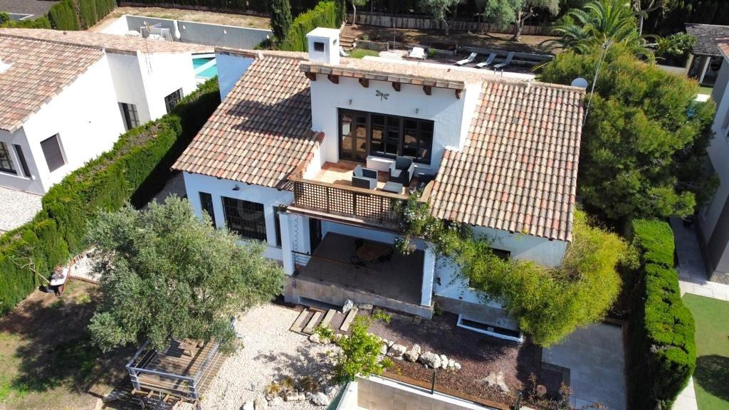 Impresionante villa con piscina interior y exterior