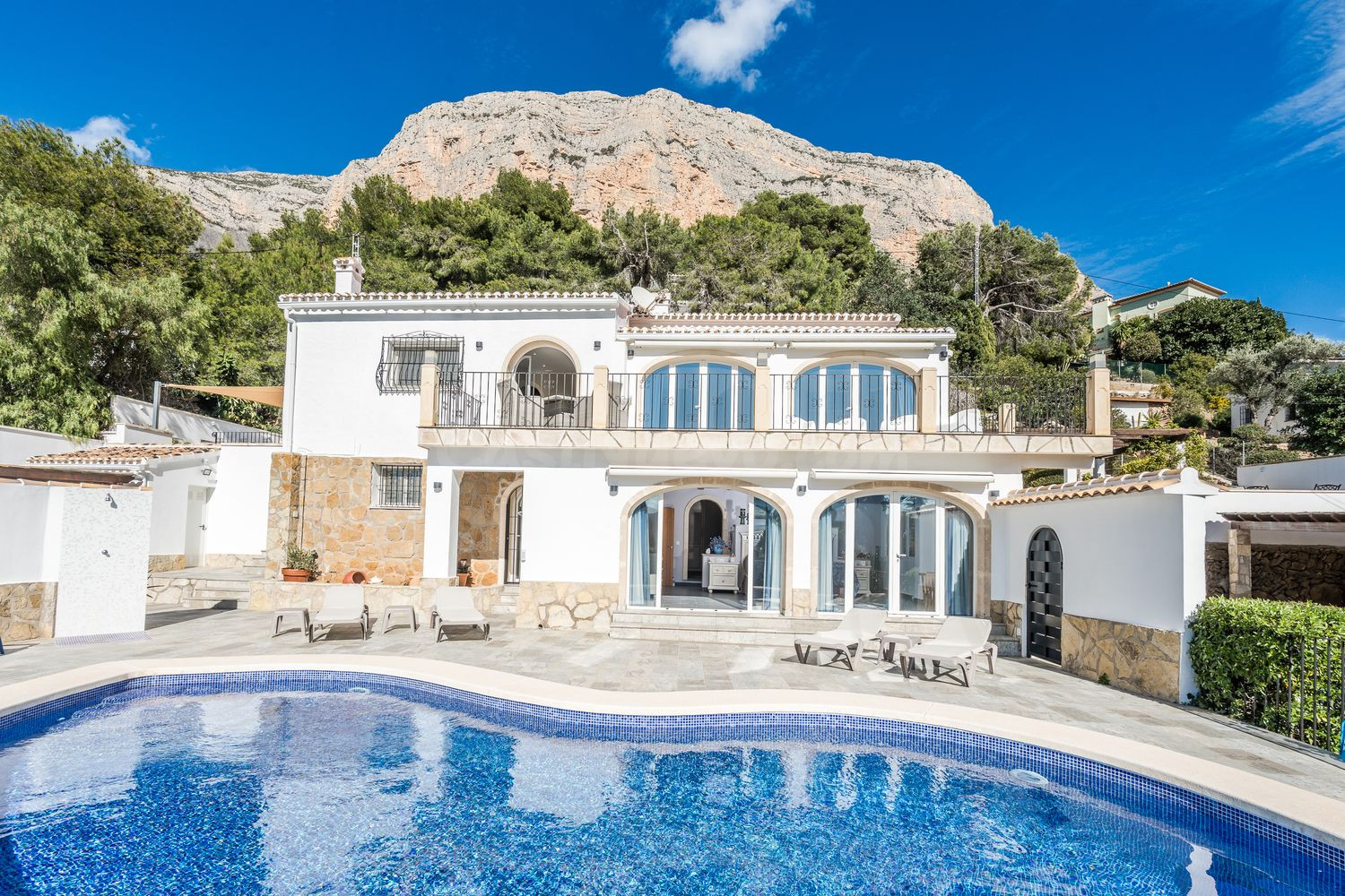 Exclusiva villa reformada con vistas panorámicas en el Montgó, Jávea