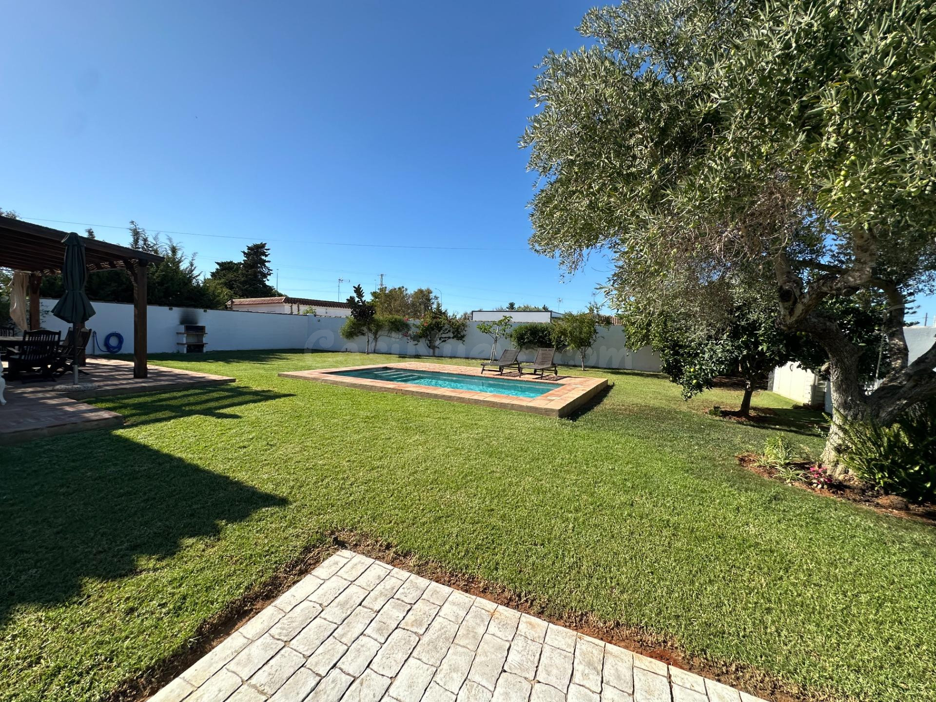 COQUETO CHALET CON PISCINA EN PARCELA SEGREGADA