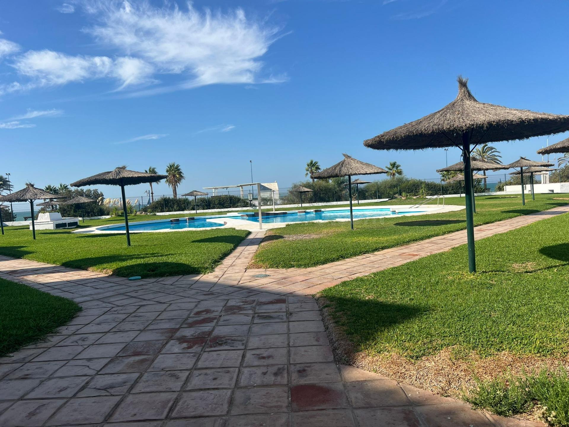 APARTAMENTO EN LA BARROSA A PIE DE PLAYA